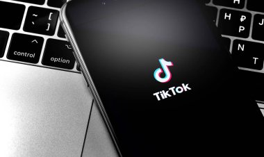 ekranda Tiktok logolu iphone. Tiktok, video oluşturmak ve paylaşmak için bir uygulamadır. Moskova, Rusya - 27 Nisan 2019