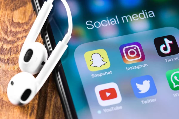 Приложения для социальных сетей. Instagram, Snapchat, Twitter, Youtube иконки м — стоковое фото