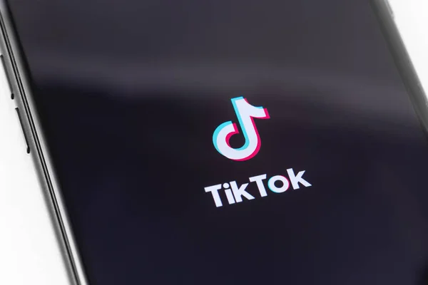 Tiktok 应用程序的徽标 用于创建和共享视频 在屏幕上的智能手机上 莫斯科 俄罗斯 2019 — 图库照片