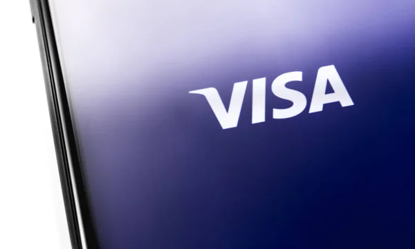 Смартфон с логотипом Visa на экране. Visa - American multina — стоковое фото