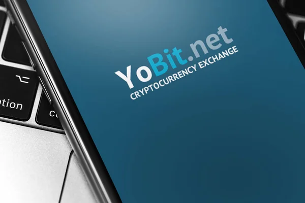 YoBit.Net cryptocurrency scambio logo sullo smartphone schermo . — Foto Stock
