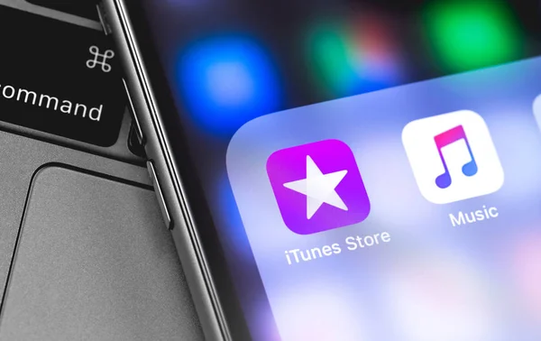 Apple iPhone z iTunes i muzyka ikony aplikacji na ekranie. Appl — Zdjęcie stockowe