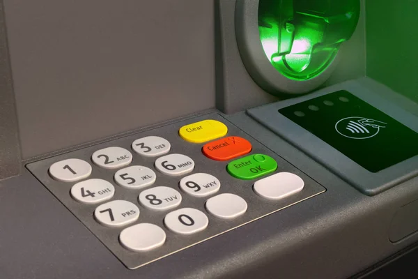 Кнопки банкомата с мигающим зеленым светом. Москва, Россия - 9 апреля , — стоковое фото