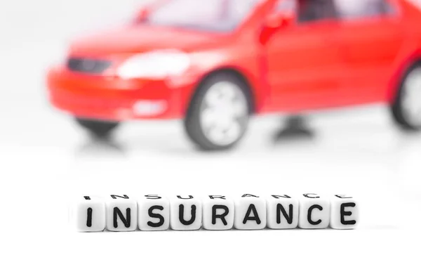 Autoversicherung. Konzept in Blöcken mit Wortversicherung und rotem Auto — Stockfoto