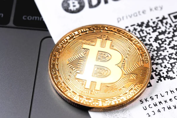 Closeup golden bitcoin symbol with private key — Stock Photo, Image