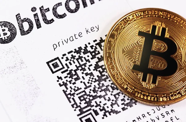 Nahaufnahme goldener Bitcoin mit privatem Schlüssel — Stockbild Nahaufnahme goldener Bitcoin mit privatem Schlüssel — Stockfoto