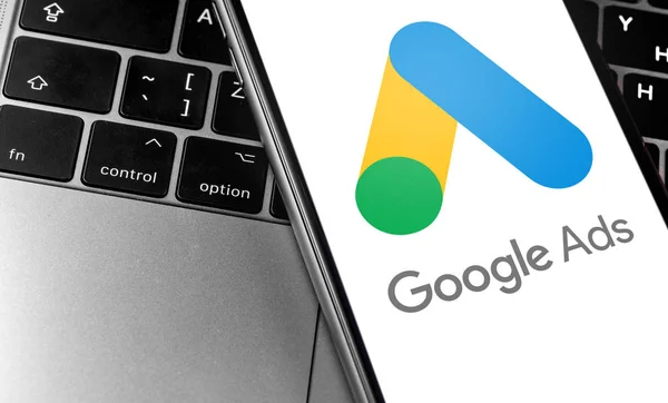 Primo piano laptop tastiera e Google AdWords icona dell'app su smartphon — Foto Stock