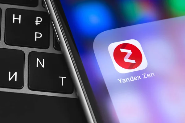 Primer plano Yandex Zen icono de la aplicación en el teléfono inteligente de pantalla. Yandex Zen —  Fotos de Stock