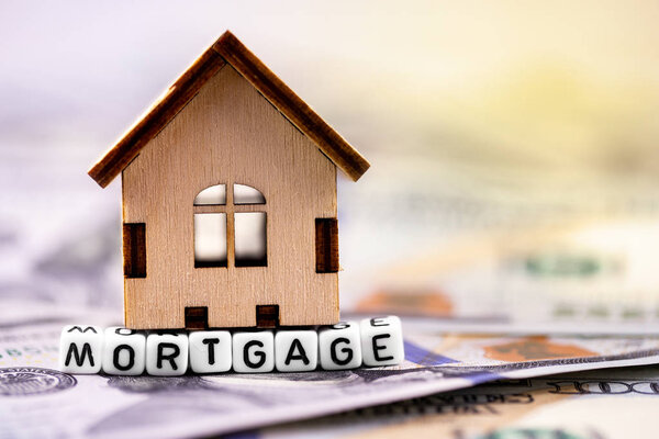 Концепция в блоках со словом Ипотека и деревянный символьный дом на
 