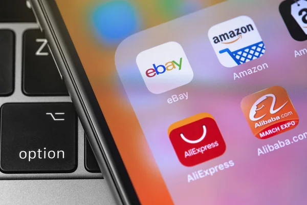 EBay, Amazon, AliExpress y Alibaba icono de aplicaciones en la pantalla sma — Foto de Stock