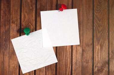 ahşap masa arka plan üzerinde iki beyaz boş kağıt