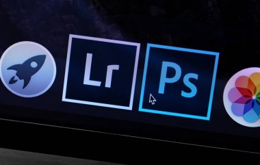 Adobe Photoshop ve Lightroom simgeleri uygulaması ile Apple Macbook. Adob