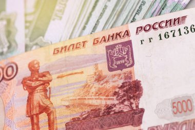 Rus rublesi 1000 ve 5000 banknotlar, R closeup makro yığını