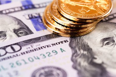 metal sikke ler ve yüz dolarlık banknotlar