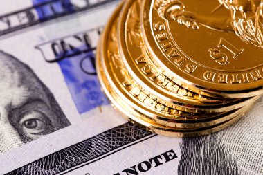 yığın bir dolar altın sikke ve dolar 