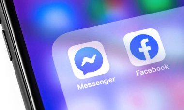 Ekran akıllı telefon yeni logo simgesi Facebook uygulaması kavramı.