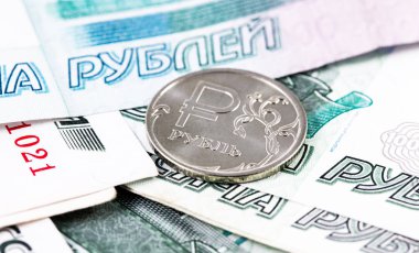 rus rublesi metal sikke ve 1 bin ruble banknotlar 