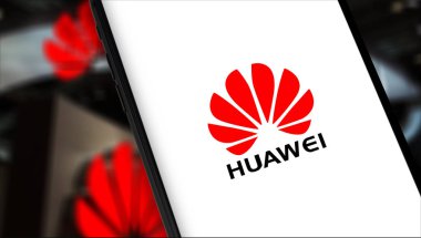 Huawei logolu akıllı telefon. 