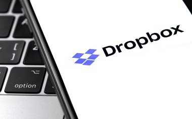 ekranda Dropbox logolu dizüstü bilgisayar ve akıllı telefon