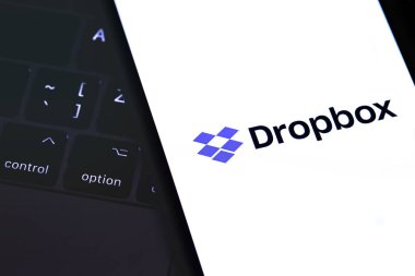 ekranda Dropbox logolu yakın çekim dizüstü bilgisayar ve akıllı telefon.
