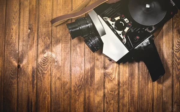 Retro videocamera op houten planken achtergrond — Stockfoto