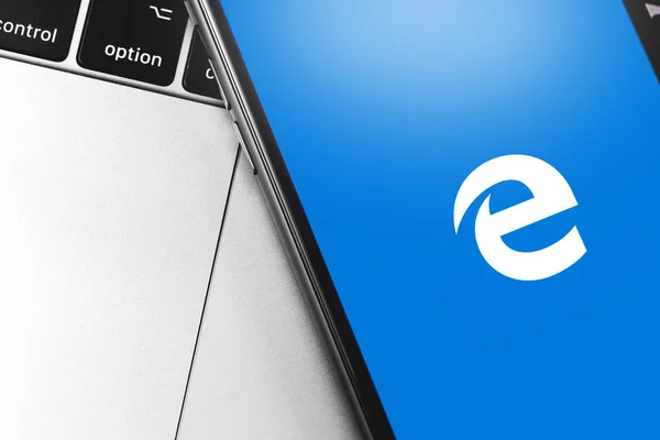 Smartphone med Microsoft Edge-logotypen på skärmen. Microsoft EDG — Stockfoto