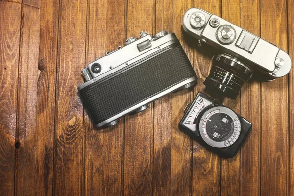 Twee retro camera's en lichtmeter op houten planken achtergrond — Stockfoto