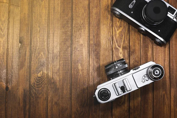 Twee vintage camera 's op houten planken achtergrond — Stockfoto