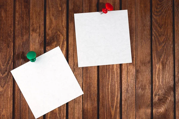 Twee witte lege zelfklevende papieren op houten bureau achtergrond — Stockfoto