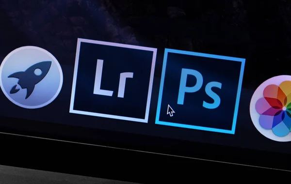 Apple Macbook com Adobe Photoshop e Lightroom ícones app. Adoptar — Fotografia de Stock