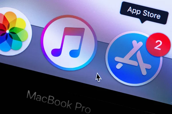 App Store ve itunes simgeleri uygulaması yla ekranda Apple Macbook. — Stok fotoğraf