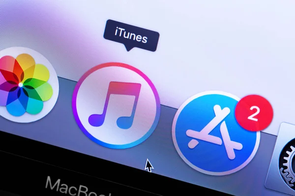 Alma MacBook-val iTunes és App Készlet ikonok app a képernyőn. — Stock Fotó