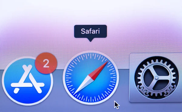 Apple MacBook met Safari browser icon app. Apple is een multinati — Stockfoto