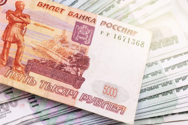 Крупный план макро-пачки российских рублей банкнот, российских денег — стоковое фото
