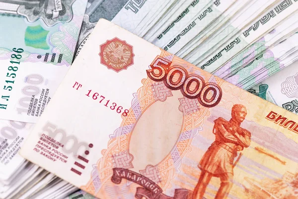 Russische roebels 1000 en 5000 bankbiljetten — Stockfoto