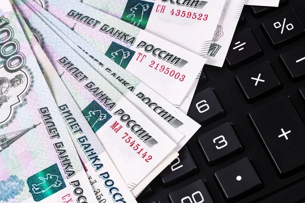 Финансовая концепция в калькуляторе крупного плана и российских деньгах — стоковое фото
