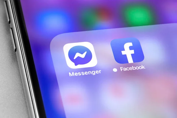Иконка логотипа Facebook приложение на дисплее смартфона — стоковое фото