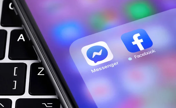 New icon Facebook app on the display smartphone — Stock Photo, Image