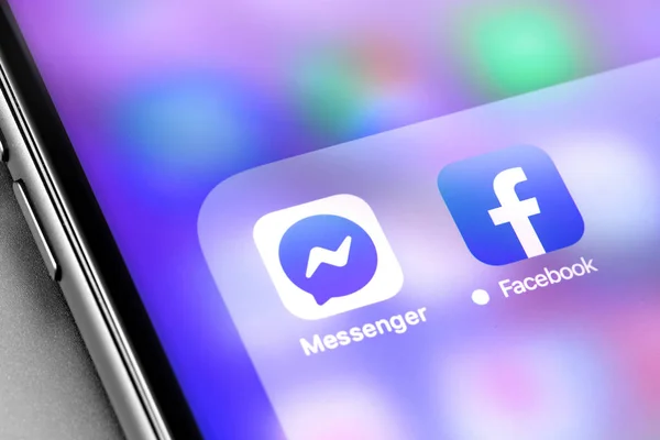 Ekran akıllı telefon yeni logo simgesi Facebook uygulaması — Stok fotoğraf