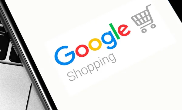 Notebook e smartphone con logo Google Shopping sullo schermo . — Foto Stock