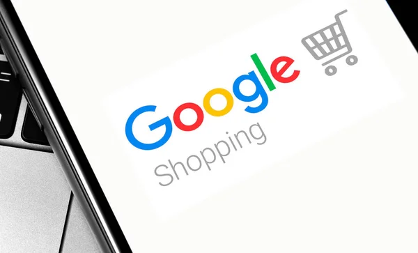 ekranda Google Shopping logosu olan dizüstü bilgisayar ve akıllı telefon.
