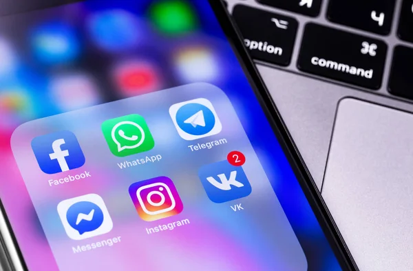 Facebook, Instagram, Whatsapp, Vkontakte ile akıllı telefon 