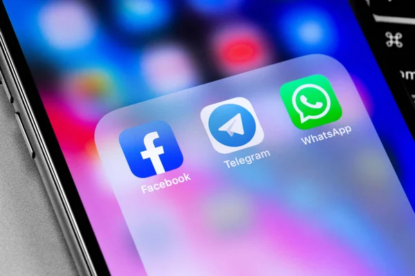 Смартфон с приложением для иконок Facebook, Whatsapp и Telegram — стоковое фото