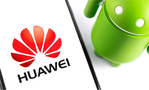 Smartphone con logo Huawei y figura Android —  Fotos de Stock