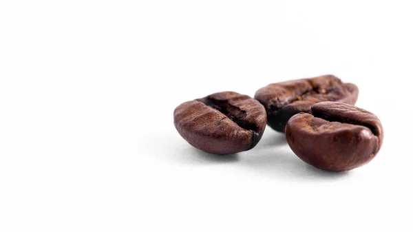 Granos de café sobre fondo blanco — Foto de Stock