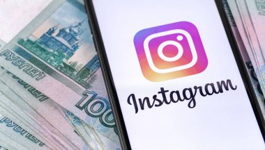 ekranda Instagram logosu ve Rus para ile akıllı telefon