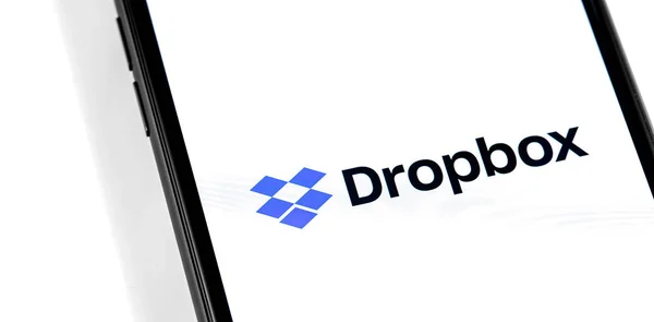 Smartphone close-up com logotipo do Dropbox na tela — Fotografia de Stock