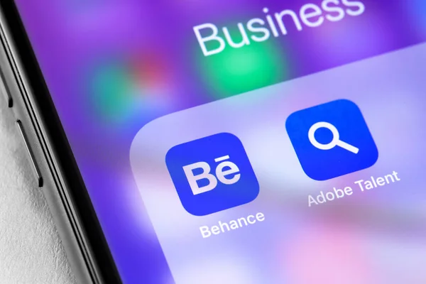 Primer plano smartphone con Behance icono aplicación en la pantalla — Foto de Stock