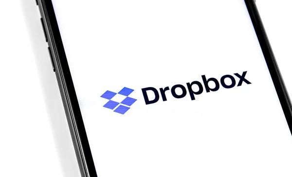 Smartphone close-up com logotipo do Dropbox na tela — Fotografia de Stock