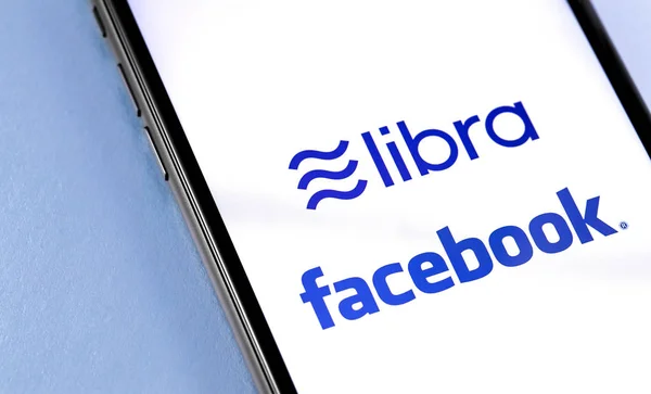 Smartphone com logotipo do Facebook e Libra — Fotografia de Stock